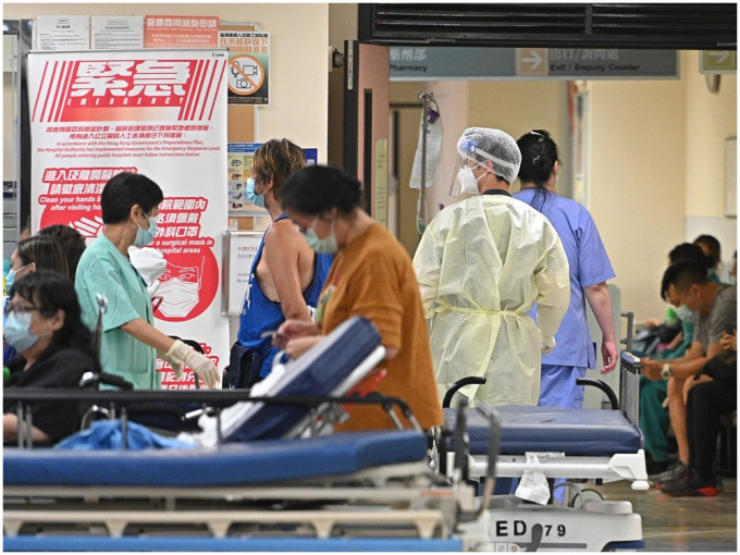 踏入冬季服务高峰期，本港多间公立医院内科病房爆满。资料图片