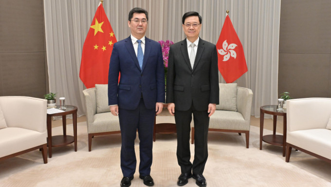 行政長官李家超（右）與廣州市市長孫志洋會面。