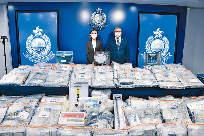 署理總警司吳穎詩（左）及警司陳江明展示搜獲的可卡因毒品。