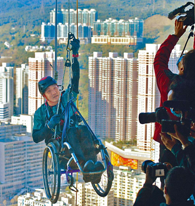 ■黎志偉坐輪椅挑戰荃灣如心廣場，籌款幫助脊髓損傷患者。