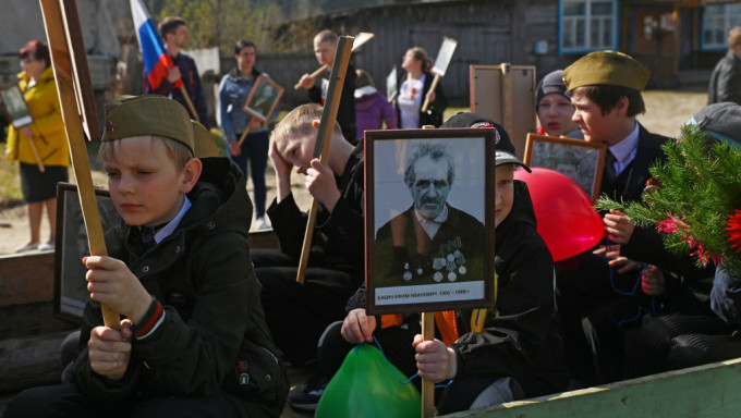2022年5月9日，欧姆斯克村庄Bobrovka的胜利日游行。 路透社