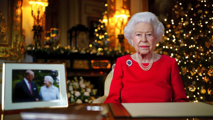 英女皇今年录制圣诞文告时，桌上放着皇夫菲腊亲王的相片。美联社图片