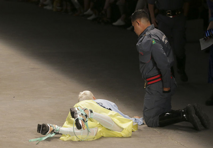 26歲男模蘇亞雷斯生病不適，導致途中跌倒在地。AP