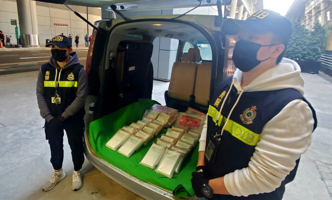 海關在行李檢市值3000萬元可卡因。