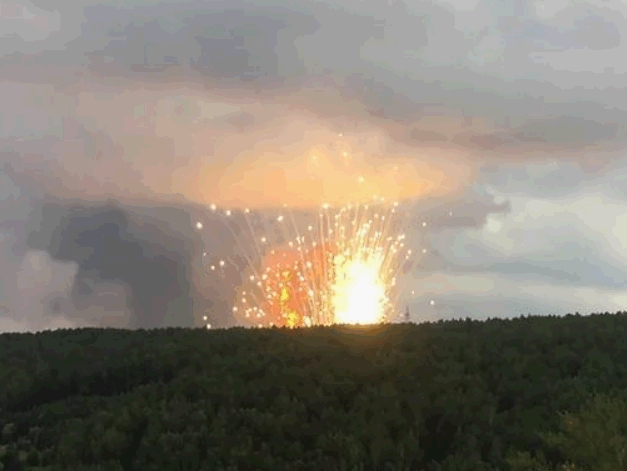 引擎试验在海上进行时火箭突然发生爆炸。