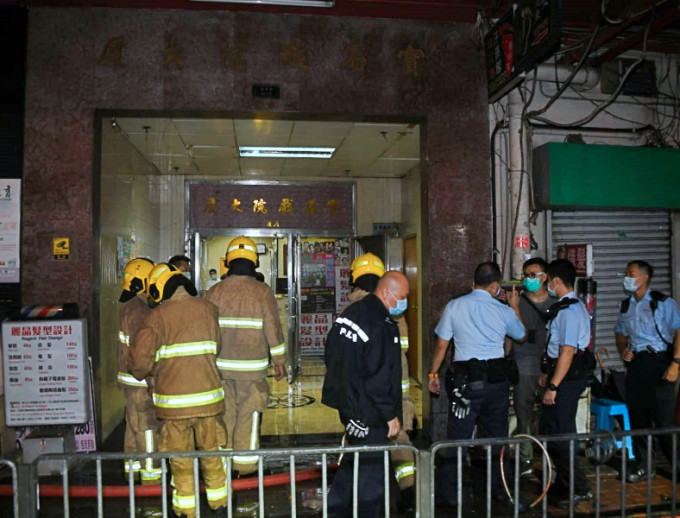 明安街一幢大厦一楼的发型屋突然起火。