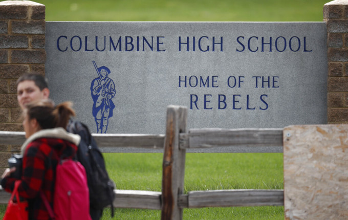 哥倫拜恩高中和區內其他學校接到恐嚇。  AP圖片