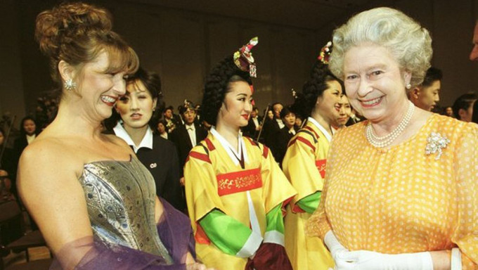 伊利沙伯二世曾于1999年4月访问南韩，并在首尔度过73岁生日。