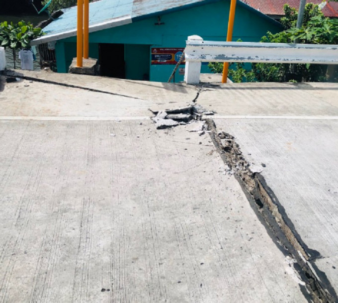 菲律賓薩馬島公路出現裂痕。網上圖片