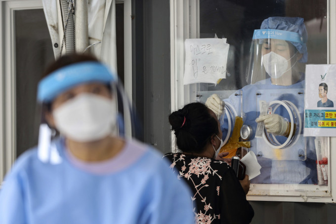 南韩周日新增1,556宗新冠肺炎确诊病例。美联社图片