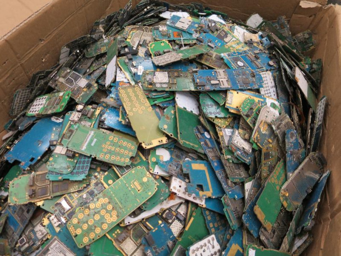 環境保護署在香港海關協助下，在香港國際機場截獲的廢印刷電路板。 環境保護署圖片