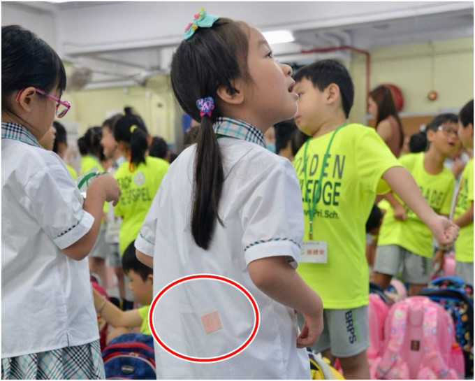 有学童贴上蚊贴防蚊（红圈示）。