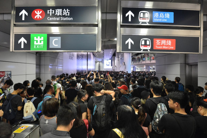 香港站往中環站正實施人潮管制