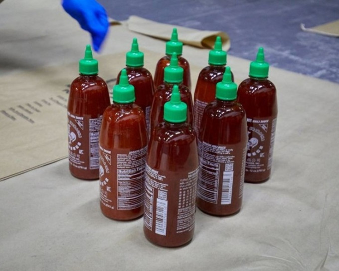 毒品混在768瓶辣椒醬中。網圖　