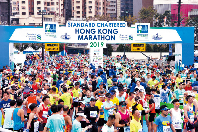 ■今屆渣打香港馬拉松會以流水式起步，選手須越過起跑綫拱門才能除下口罩。