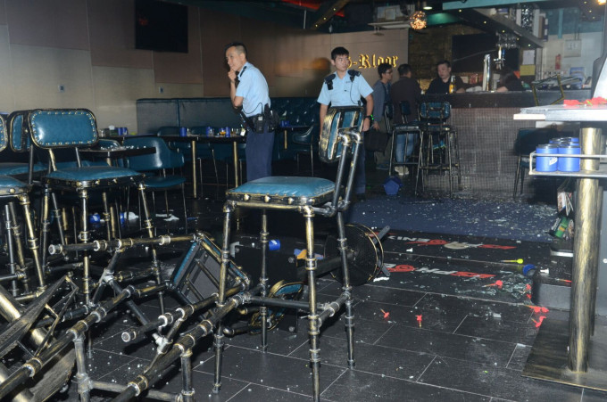 八名男子搗亂屯門一間酒吧，推翻枱椅及擊毀多部飛鏢機。