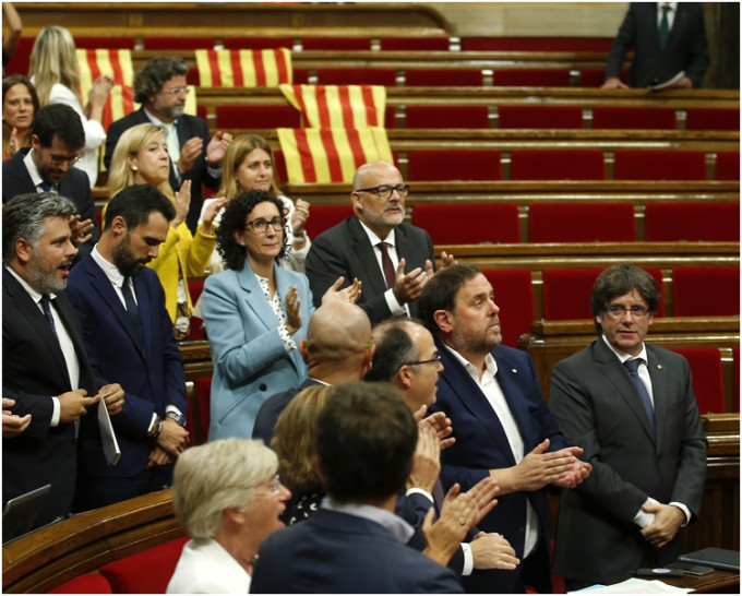 加泰隆尼亞地方議會通過舉行公投，以決定加泰隆尼亞是否脫離西班牙獨立。AP