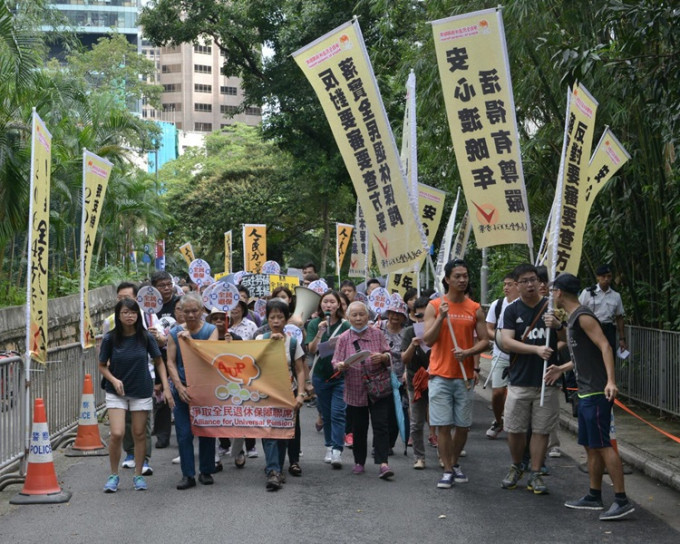 多个团体逾百人游行。