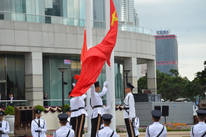 升旗仪式于上午8时开始，国旗与区旗在国歌伴奏下升起。