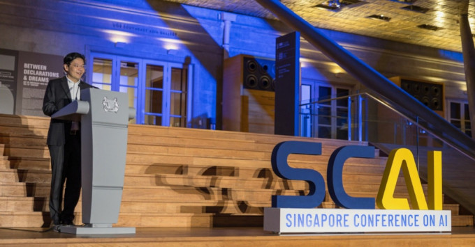 狮城副总理黄循财在新加坡AI会议上发言。网上图片