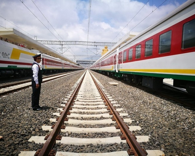 铁路项目被誉为「贯穿非洲大陆经济的光荣铁路工程」。网图