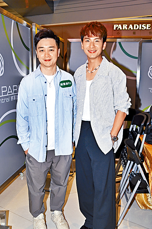譚輝智（左）、周吉佩昨日拍檔出席歌唱比賽。