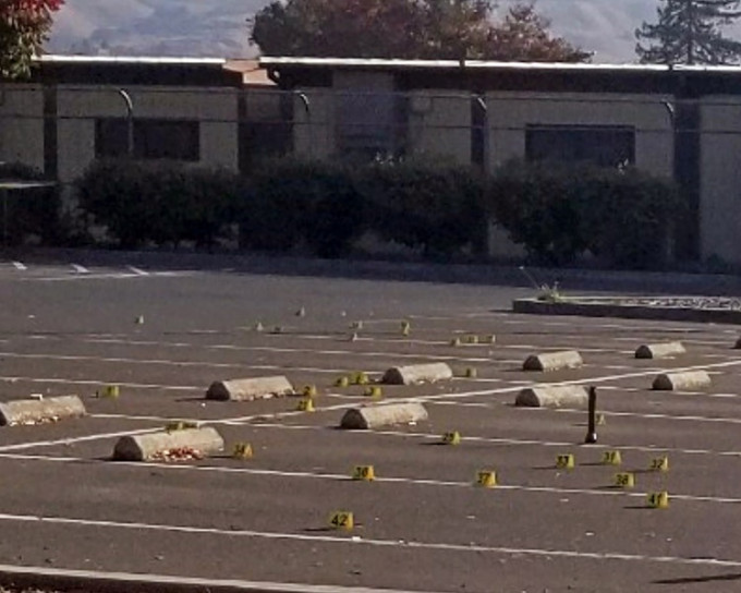 两名学生是在校外停车场遇害。AP