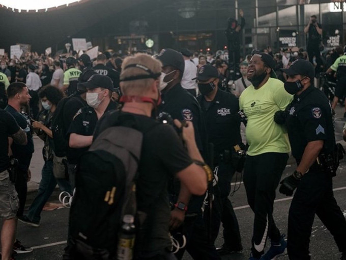 紐約州黑人參議員米維稱在示威現場被警員噴胡椒噴劑。FB圖