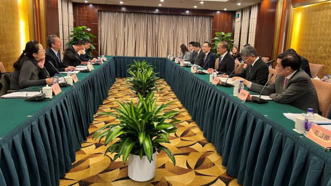 盧寵茂早上在北京與國家衞健委港澳台辦公室副主任何炤華（左二）會面。政府新聞處