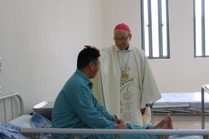 杨鸣章到访监狱医院探望病患的在囚人士。