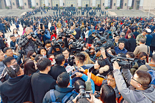 ■記者在人民大會堂追訪的熱鬧場面，今年不會重現。