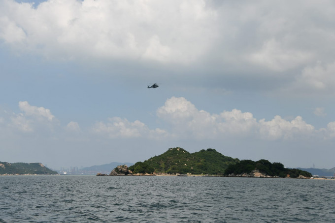 飞行服务队派出直升机在现场上空盘旋。