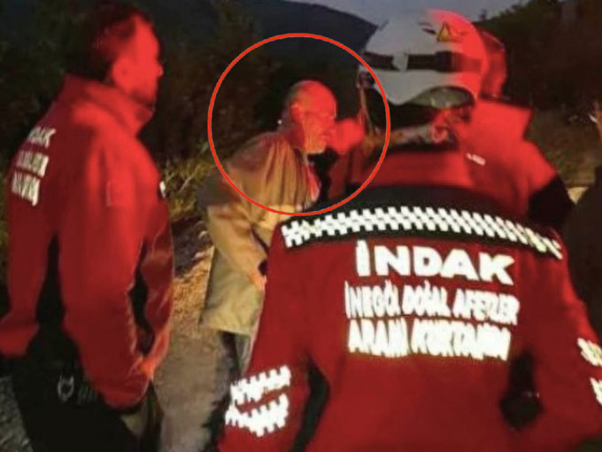 土耳其人员搜索半天，始发现失踨男子原来藏身于搜救队伍当中。（网上图片）