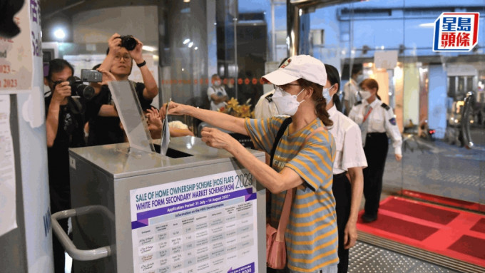 最後一分鐘趕到的陳女士差點錯過截止時間。陳極彰攝