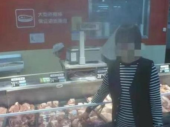 四川自贡有女子在超市偷新鲜猪肉。（网图）