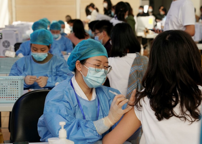 上海等內地省市相繼宣布容許當地居住港澳人士接種新冠疫苗。新華社資料圖片