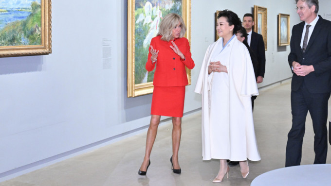 5月6日，彭丽媛在巴黎应邀同法国总统马克龙夫人布丽吉特共同参观奥赛博物馆。（新华社）