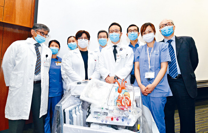 区永谷医生（右三）料新方法每年可拯救多三至五名患者。