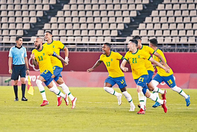 巴西在互射12碼勝出，球員興奮慶祝。
