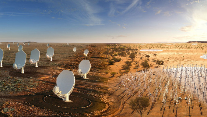 合并图像显示未来位于南非的碟形天綫(图左部分)，及未来位于西澳洲的SKA-Low天綫（对低频无綫信号敏感）。