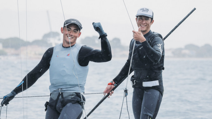 祥杰(左)及阿辉庆祝进军巴黎奥运。 帆船总会图片