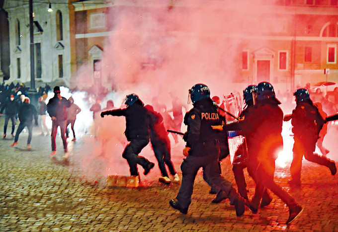 ■罗马警方上周六驱散反对防疫宵禁的极右示威者。