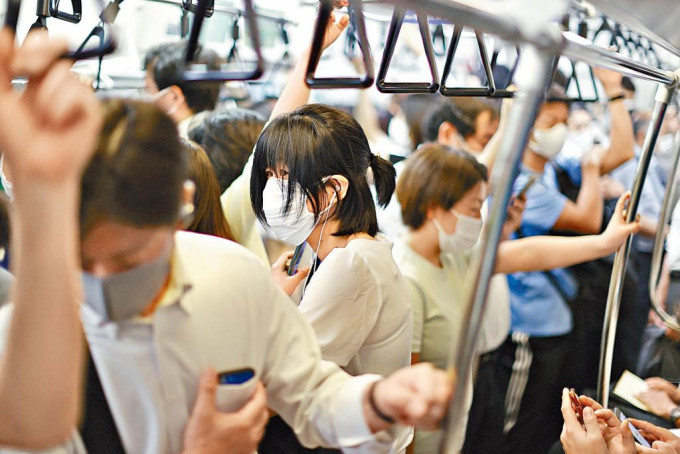 日本擠逼的列車車廂是偷拍熱點。