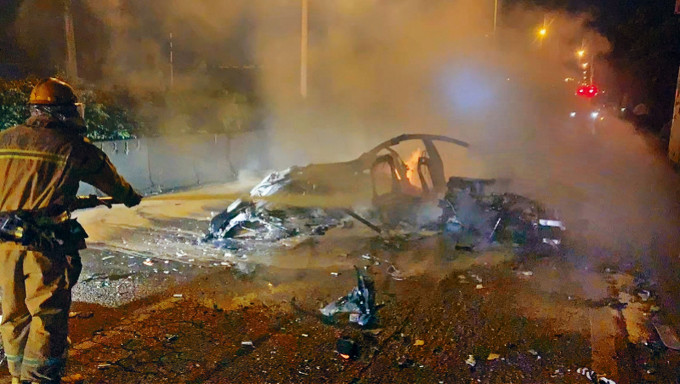 一辆特斯拉在撞车后燃烧，消防到场灭火。　
　　