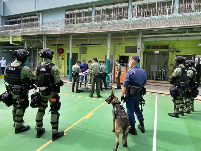 惩教署区域应变队、警卫犬队及其他支援队伍到大潭峡惩教所支援相关行动。政府新闻处
