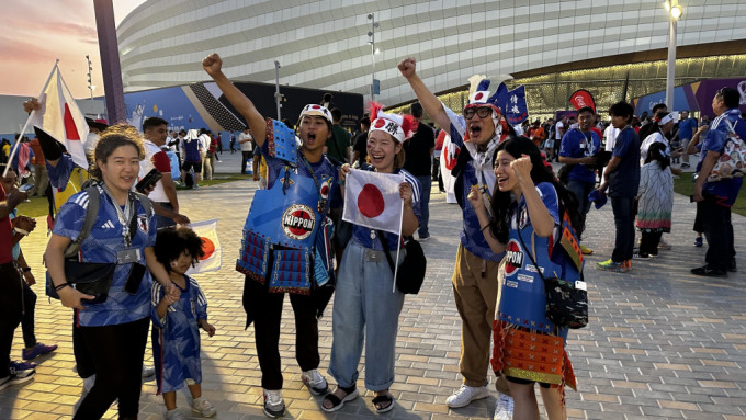 日本球迷落力打气。