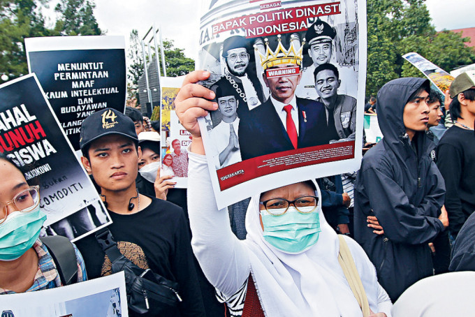 印尼日惹周一有民众集会批评总统维多多在大选中违反中立。