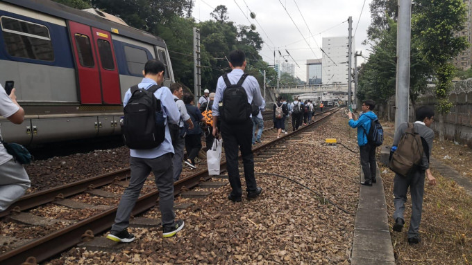 乘客沿路軌行至沙田站。港鐵提供