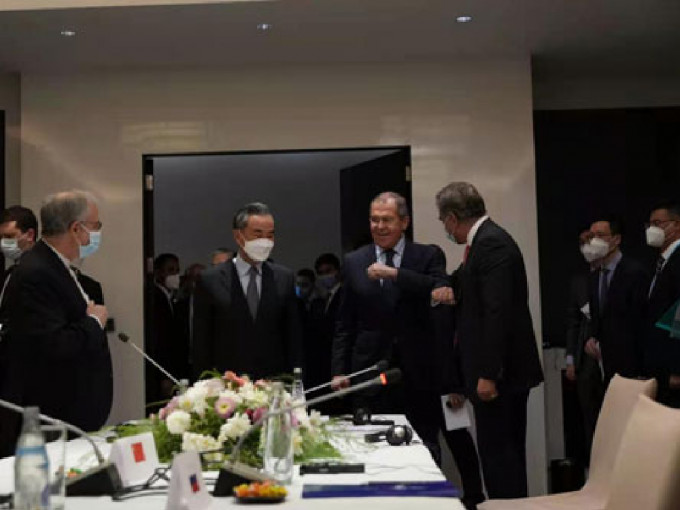 王毅於塔吉克與伊朗、俄羅斯、巴基斯坦三國外長舉行會議。（外交部網站）