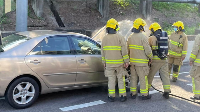 一辆私家车在吐露港公路疑过热冒烟。香港突发事故报料区facebook图片